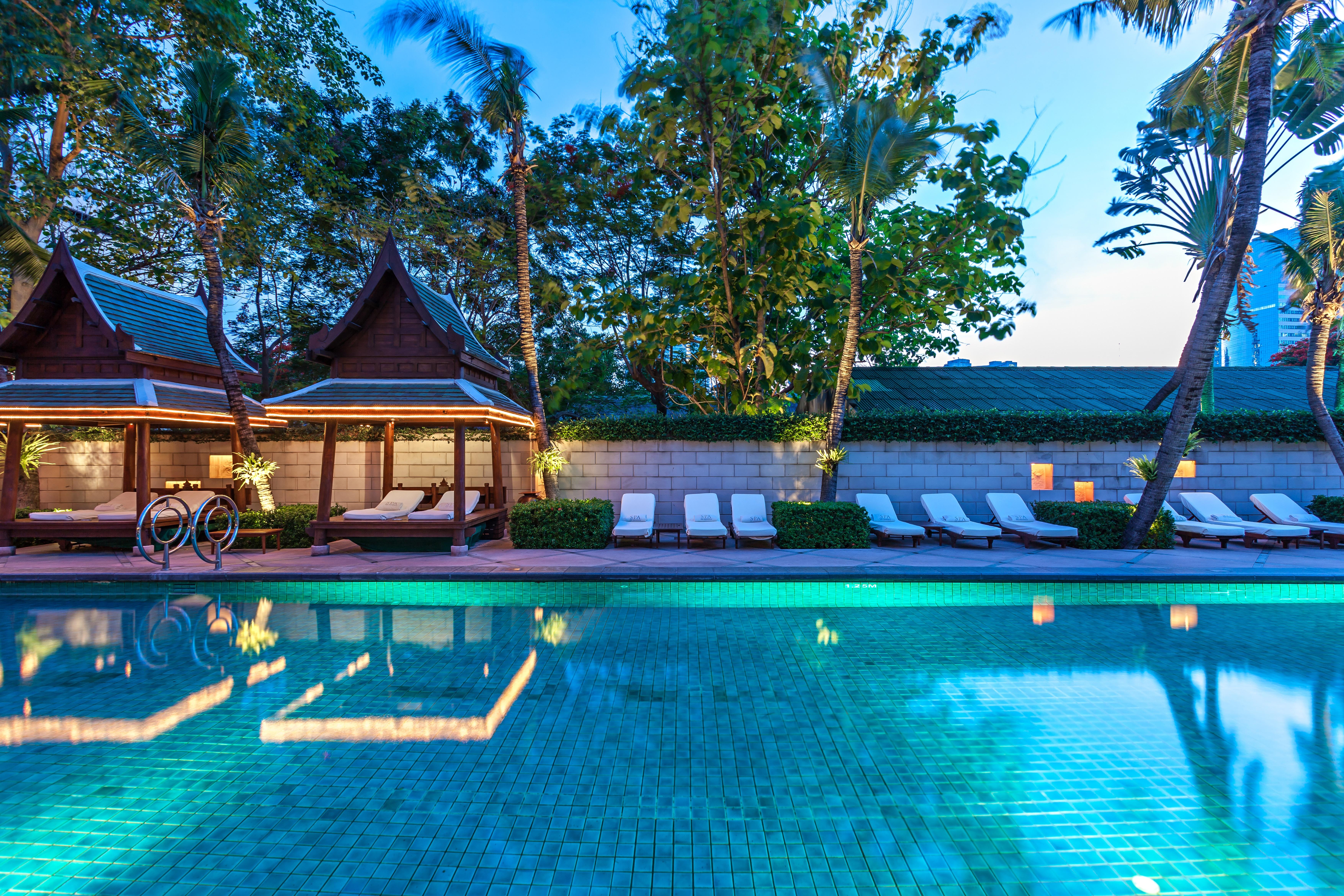 The Peninsula Bangkok - SHA Extra Plus Luaran gambar The swimming pool at the hotel